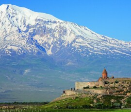 Klasztor w Armenii z górą Ararat w tle podczas firmowej wyprawy Nomads